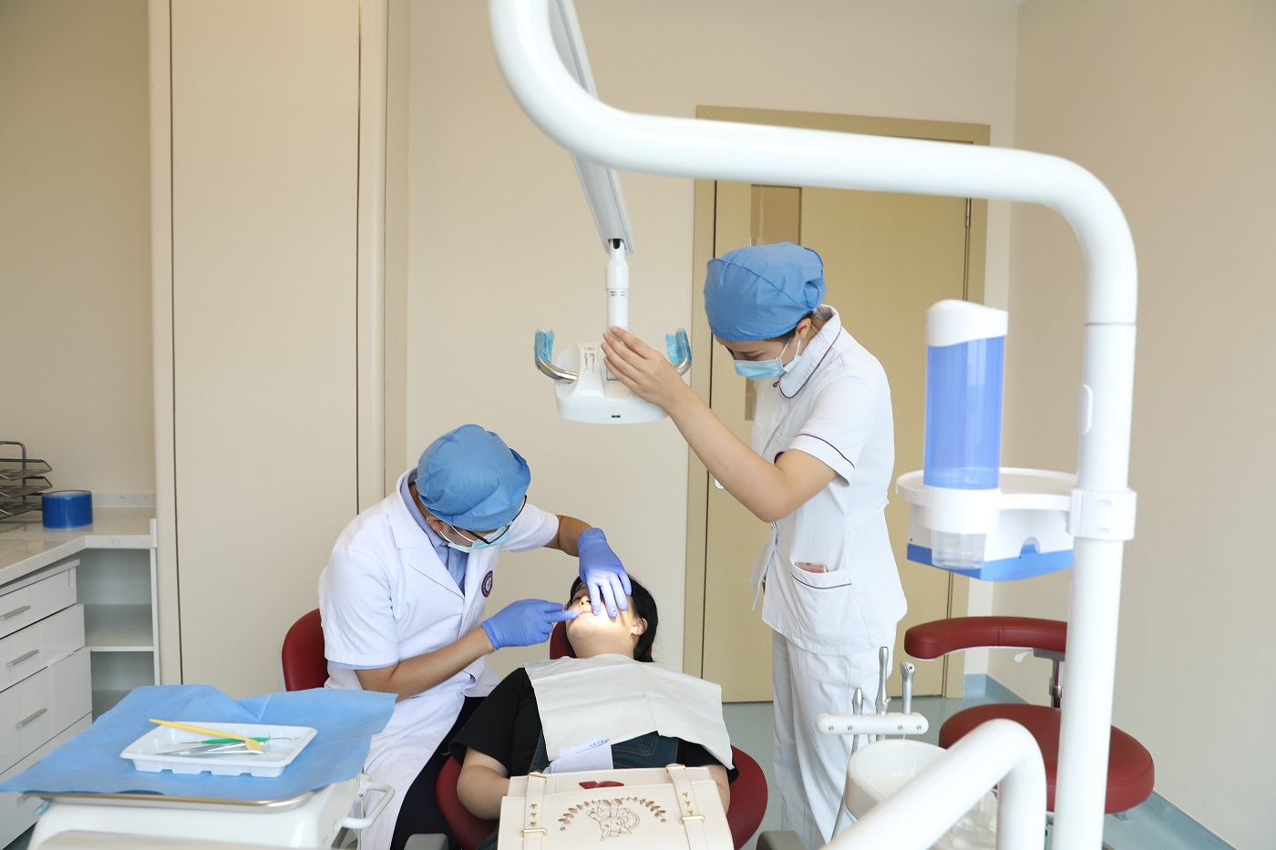 看着镜子时专业牙医检查牙齿的成熟病人牙科口腔口腔牙齿图片下载 - 觅知网